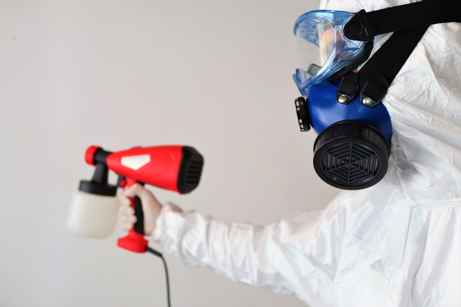 A professional mold remediation technician explaining the process to a Lytle homeowner, pointing to a moisture meter reading on a wall.